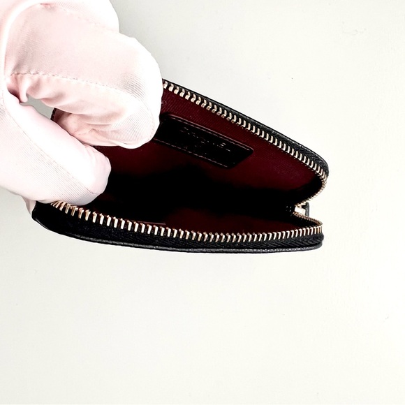 🔥 CHANEL Caviar Quilted Zip Card Holder
Wallet in Black with gold hardware - Picture 9 of 13